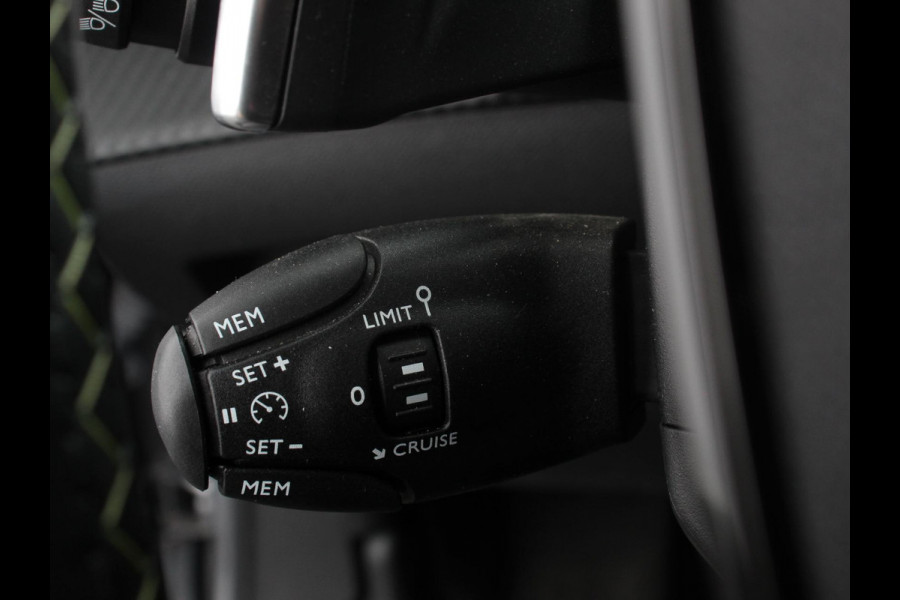 Peugeot 2008 1.2 GT Automaat Climate control Cruise control Apple Carplay/ Android Auto led Lichtmetalen velgen Parkeersensoren Camera