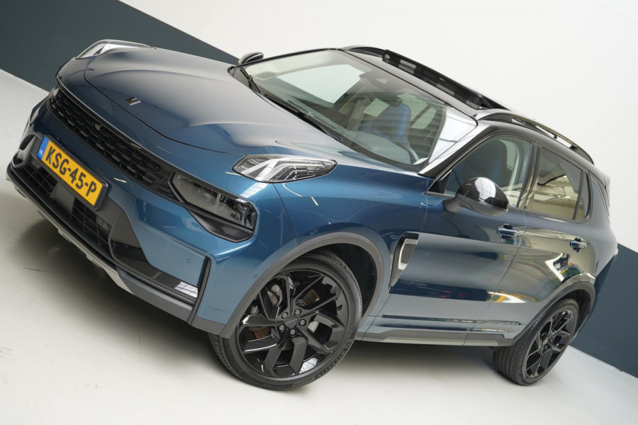 Lynk & Co 01 1.5 | Zwart optiek | 360 camera | Panoramadak | Navigatie | Memory | Apple CarPlay
