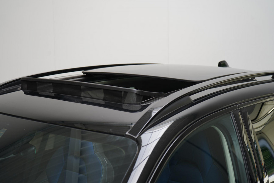 Lynk & Co 01 1.5 | Zwart optiek | 360 camera | Panoramadak | Navigatie | Memory | Apple CarPlay