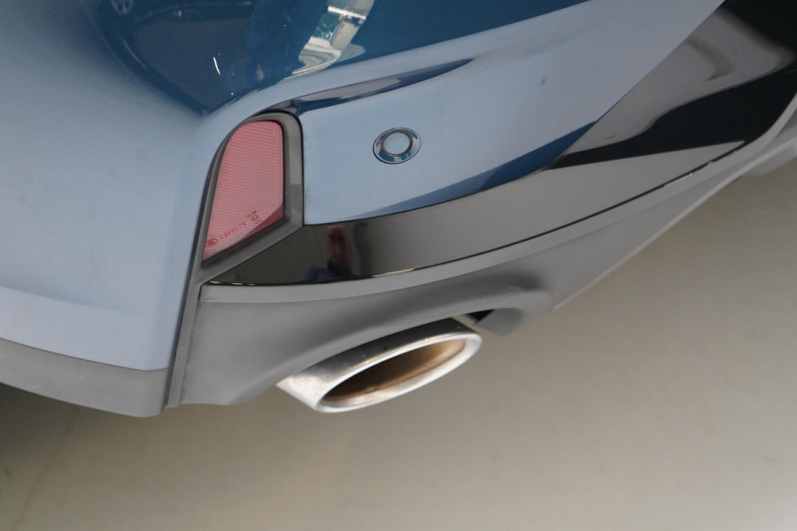 Lynk & Co 01 1.5 | Zwart optiek | 360 camera | Panoramadak | Navigatie | Memory | Apple CarPlay