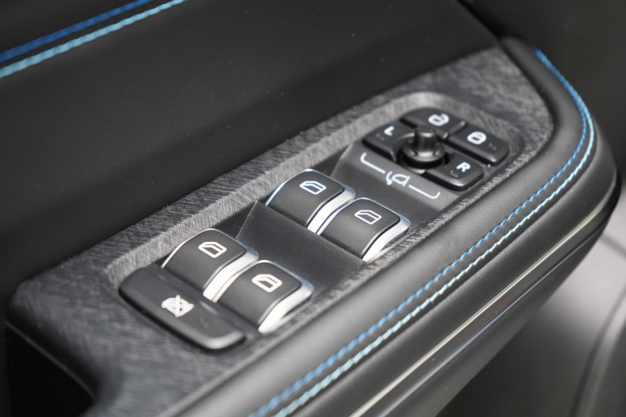 Lynk & Co 01 1.5 | Zwart optiek | 360 camera | Panoramadak | Navigatie | Memory | Apple CarPlay
