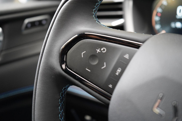 Lynk & Co 01 1.5 | Zwart optiek | 360 camera | Panoramadak | Navigatie | Memory | Apple CarPlay