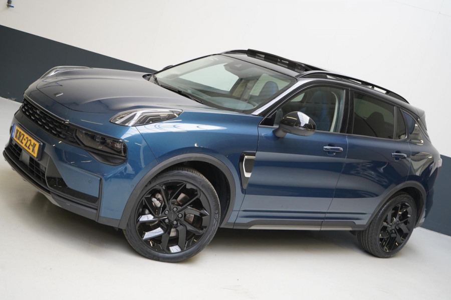 Lynk & Co 01 1.5 | Zwart optiek | 360 camera | Panoramadak | Navigatie | Memory | Apple CarPlay