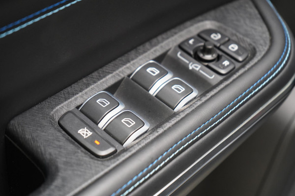 Lynk & Co 01 1.5 | Zwart optiek | 360 camera | Panoramadak | Navigatie | Memory | Apple CarPlay