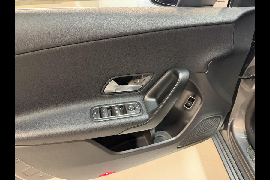 Mercedes-Benz A-Klasse 250 e 17"/Dodehoek/Camera/PDC v+a/Apple Carplay & Android Auto/DAB/Navigatie/Climate