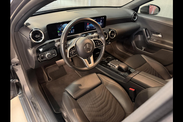 Mercedes-Benz A-Klasse 250 e 17"/Dodehoek/Camera/PDC v+a/Apple Carplay & Android Auto/DAB/Navigatie/Climate