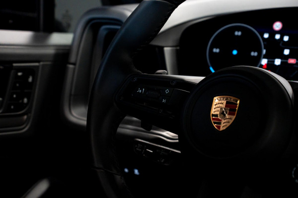 Porsche Cayenne Coupé 3.0 E-Hybrid Black Edition *BOSE / Panorama / Sport-Chrono / HUD / Keyless / Soft-close*