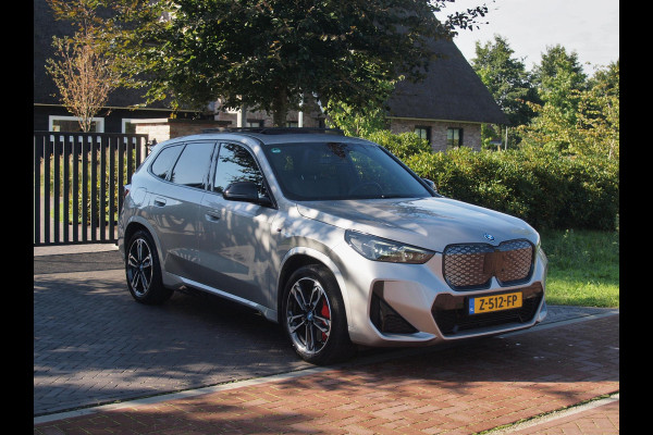 BMW iX1 xDrive30 67 kWh Panoramadak | Camera | Sfeerverlichting | Apple Carplay | Sportstoelen | NL-Auto |
