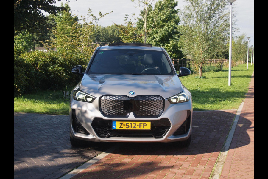 BMW iX1 xDrive30 67 kWh Panoramadak | Camera | Sfeerverlichting | Apple Carplay | Sportstoelen | NL-Auto |