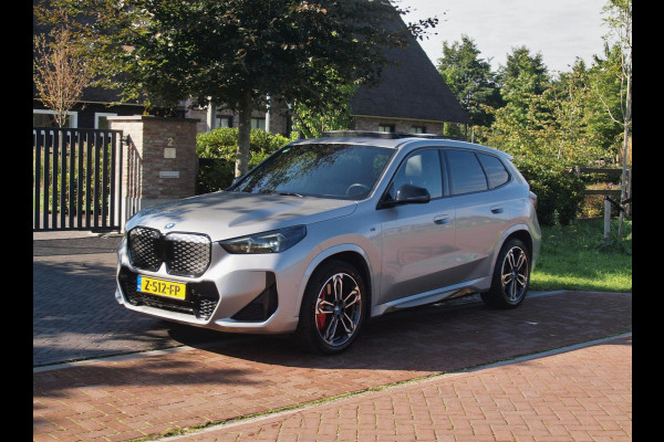 BMW iX1 xDrive30 67 kWh Panoramadak | Camera | Sfeerverlichting | Apple Carplay | Sportstoelen | NL-Auto |