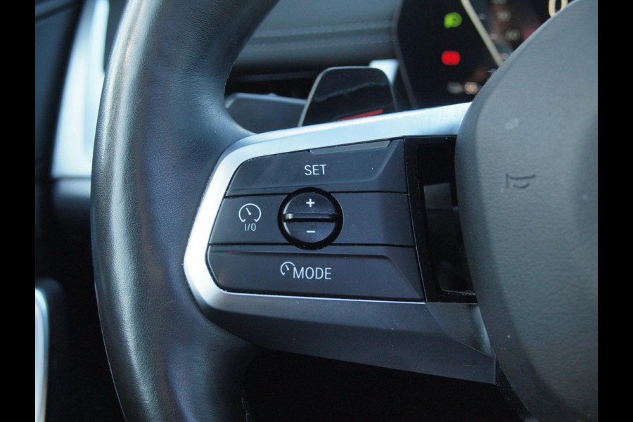 BMW iX1 xDrive30 67 kWh Panoramadak | Camera | Sfeerverlichting | Apple Carplay | Sportstoelen | NL-Auto |
