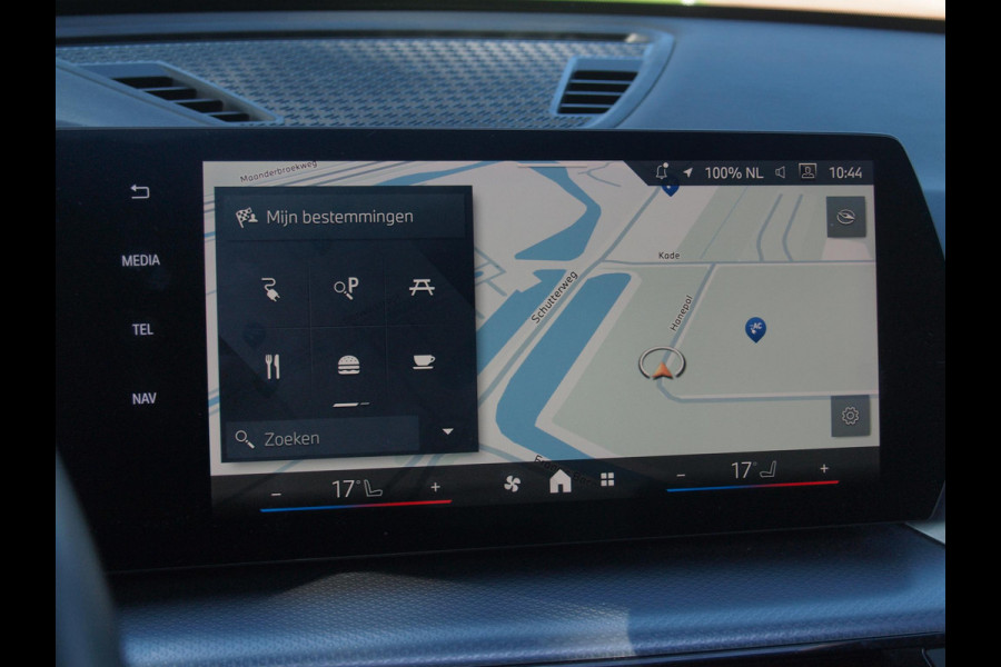 BMW iX1 xDrive30 67 kWh Panoramadak | Camera | Sfeerverlichting | Apple Carplay | Sportstoelen | NL-Auto |