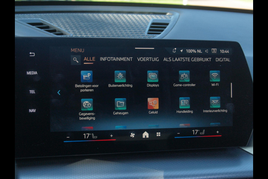 BMW iX1 xDrive30 67 kWh Panoramadak | Camera | Sfeerverlichting | Apple Carplay | Sportstoelen | NL-Auto |