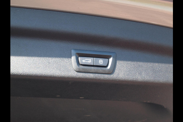 BMW iX1 xDrive30 67 kWh Panoramadak | Camera | Sfeerverlichting | Apple Carplay | Sportstoelen | NL-Auto |