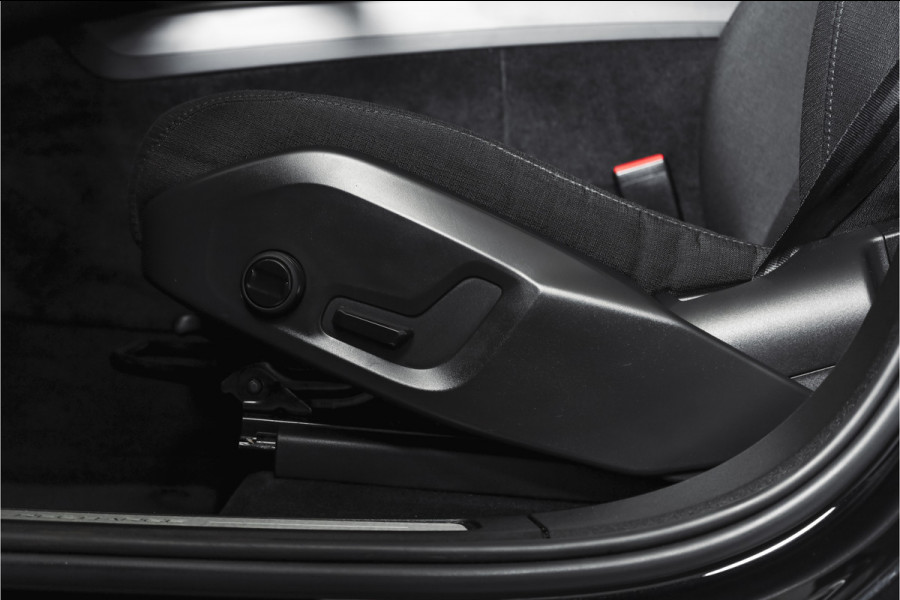 Volvo XC60 2.0 Recharge T6 AWD Business Pro | S/K Panodak | Elek. Trekhaak | Dig.Cockpit | Adapt.Cruise | Stoel-+Stuurverw. | Camera | PDC | NAV+App.Connect | Auto.Airco | LM 18" |