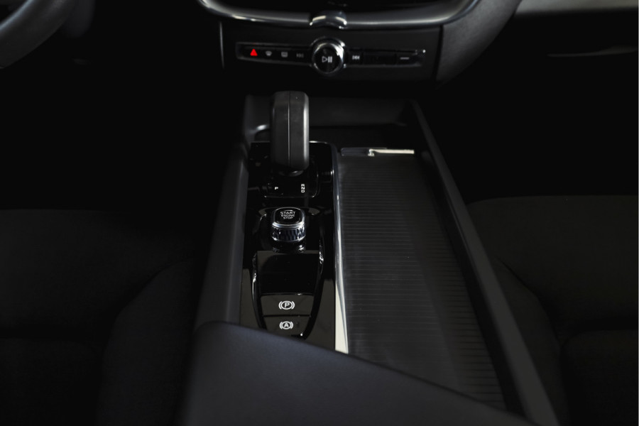 Volvo XC60 2.0 Recharge T6 AWD Business Pro | S/K Panodak | Elek. Trekhaak | Dig.Cockpit | Adapt.Cruise | Stoel-+Stuurverw. | Camera | PDC | NAV+App.Connect | Auto.Airco | LM 18" |
