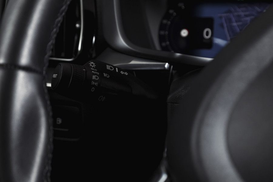 Volvo XC60 2.0 Recharge T6 AWD Business Pro | S/K Panodak | Elek. Trekhaak | Dig.Cockpit | Adapt.Cruise | Stoel-+Stuurverw. | Camera | PDC | NAV+App.Connect | Auto.Airco | LM 18" |