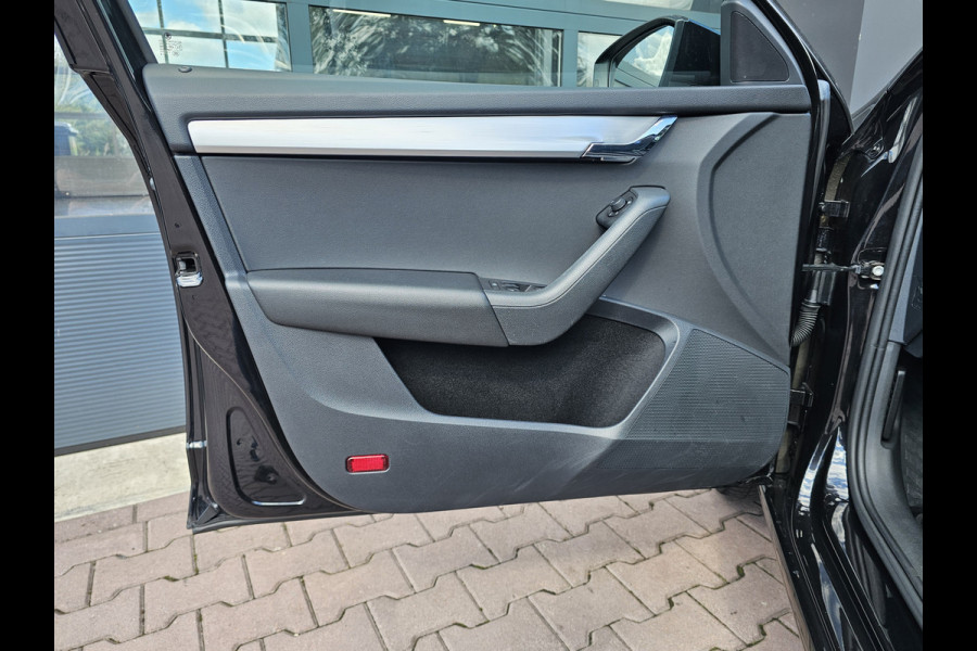 Škoda Octavia Combi 1.0 TSI Greentech Clever Edition | Automaat | Led | Navi | Stoelverwarming | App-connect | Cruise | PDC |