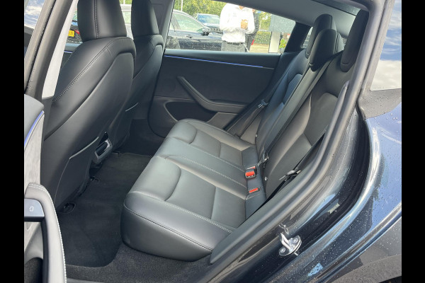 Tesla Model 3 Premium Long Range AWD 78 kWh VAN: 50.900,- VOOR: 47.440,- UW HERFSTVOORDEEL: 3.460,-| 8.000KM!| TESLA GARANTIE T/M 6-2030 OF 80.000KM! ACCU + AANDRIJFLIJN T/M 2034 OF 192.000KM!|