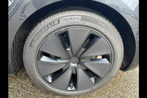 Tesla Model 3 Premium Long Range AWD 78 kWh VAN: 50.900,- VOOR: 47.440,- UW HERFSTVOORDEEL: 3.460,-| 8.000KM!| TESLA GARANTIE T/M 6-2030 OF 80.000KM! ACCU + AANDRIJFLIJN T/M 2034 OF 192.000KM!|