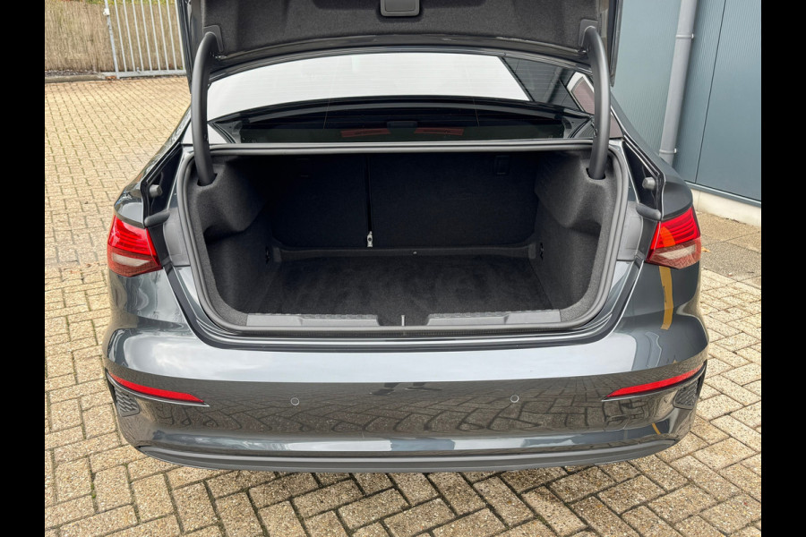 Audi A3 Limousine 30 TFSI AUTOMAAT * Carplay * Optiek Zwart * Parkeersensoren *