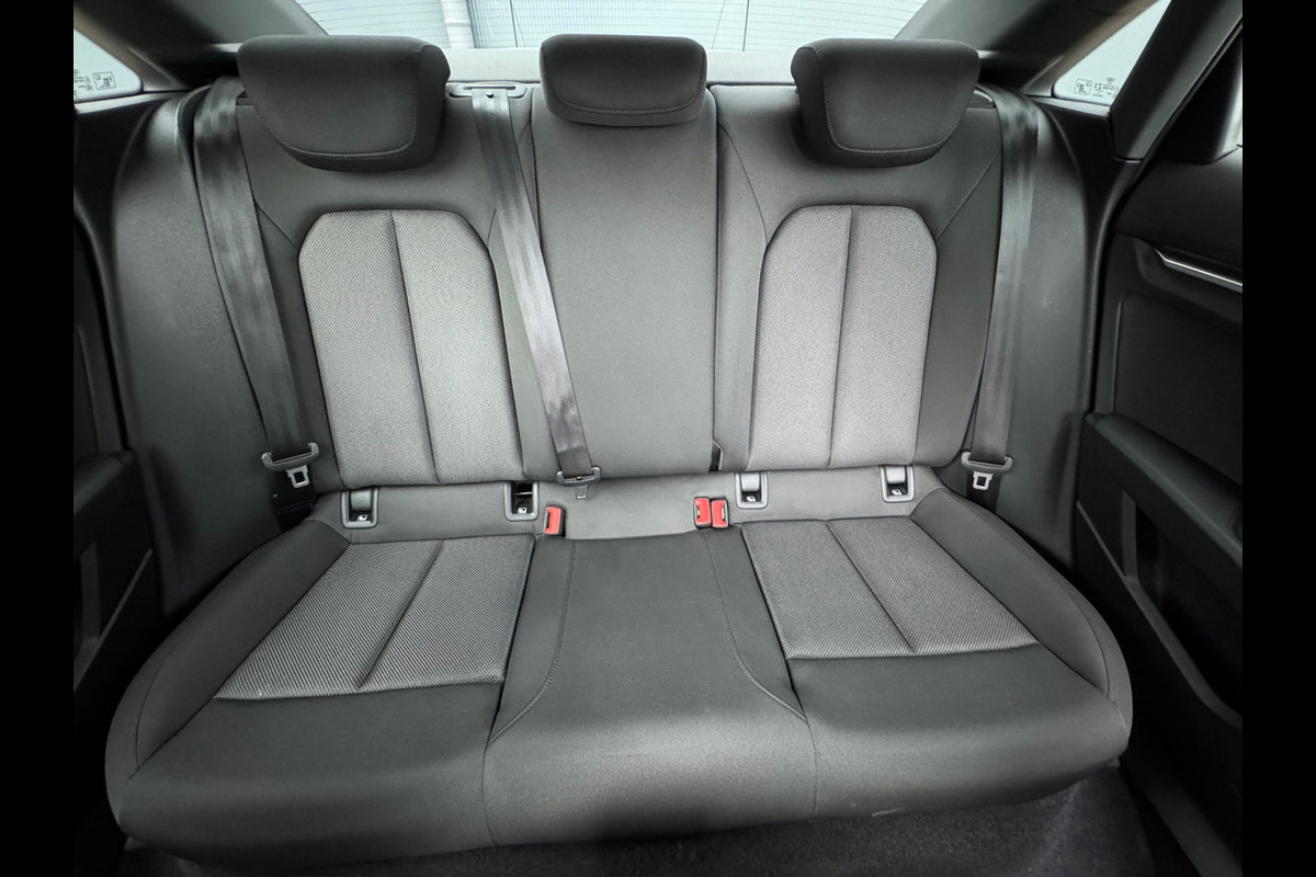 Audi A3 Limousine 30 TFSI AUTOMAAT * Carplay * Optiek Zwart * Parkeersensoren *