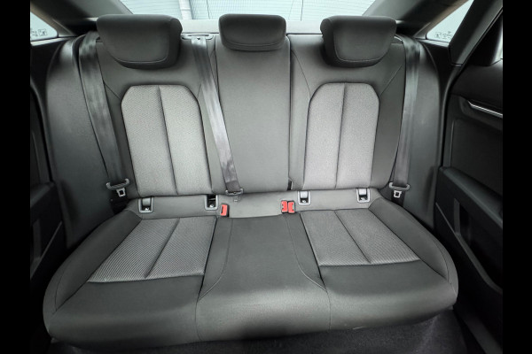 Audi A3 Limousine 30 TFSI AUTOMAAT * Carplay * Optiek Zwart * Parkeersensoren *