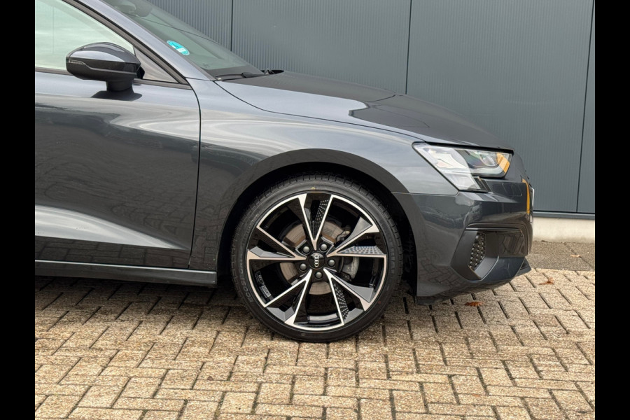 Audi A3 Limousine 30 TFSI AUTOMAAT * Carplay * Optiek Zwart * Parkeersensoren *