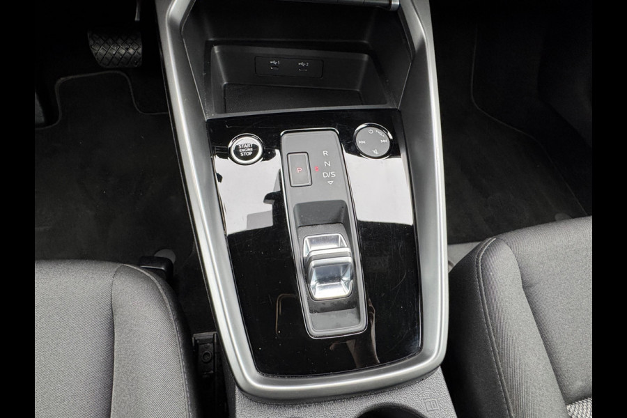 Audi A3 Limousine 30 TFSI AUTOMAAT * Carplay * Optiek Zwart * Parkeersensoren *