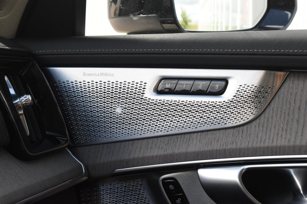 Volvo XC90 T8 455PK Plug-in hybrid AWD Ultra Dark / Bowers & Wilkins / Luchtvering / Head-Up Display / 360 Camera / Massagestoelen / Elektrisch bedienbare stoelen met geheugen / Stoelventilatie / Nappaleder / Elektrisch uitklapbare trekhaak / Gelamineerde ruiten