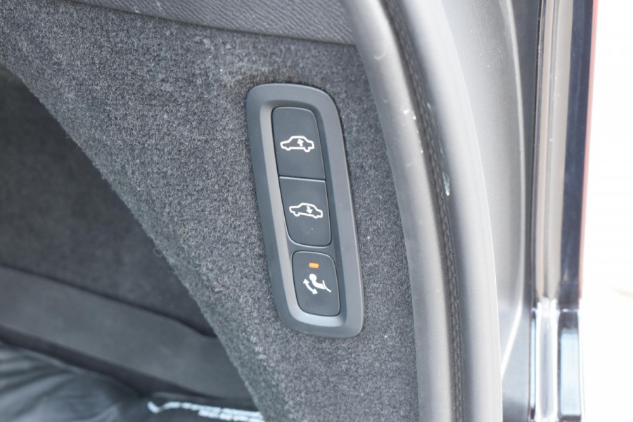 Volvo XC90 T8 455PK Plug-in hybrid AWD Ultra Dark / Bowers & Wilkins / Luchtvering / Head-Up Display / 360 Camera / Massagestoelen / Elektrisch bedienbare stoelen met geheugen / Stoelventilatie / Nappaleder / Elektrisch uitklapbare trekhaak / Gelamineerde ruiten