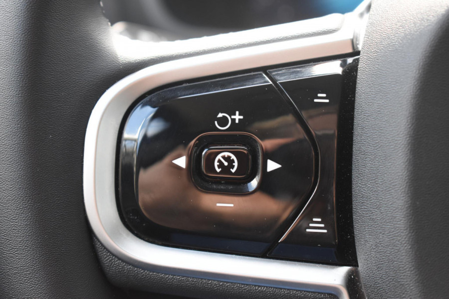 Volvo XC90 T8 455PK Plug-in hybrid AWD Ultra Dark / Bowers & Wilkins / Luchtvering / Head-Up Display / 360 Camera / Massagestoelen / Elektrisch bedienbare stoelen met geheugen / Stoelventilatie / Nappaleder / Elektrisch uitklapbare trekhaak / Gelamineerde ruiten