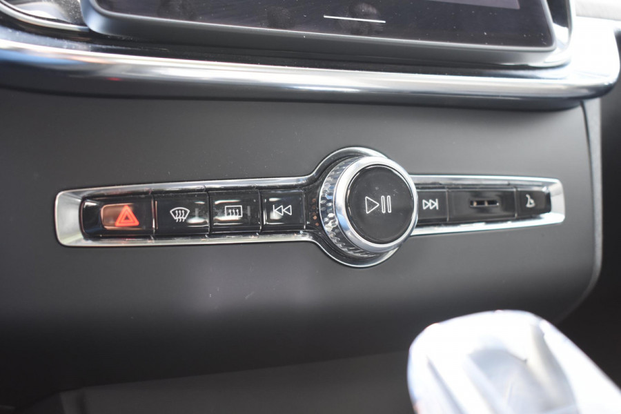 Volvo XC90 T8 455PK Plug-in hybrid AWD Ultra Dark / Bowers & Wilkins / Luchtvering / Head-Up Display / 360 Camera / Massagestoelen / Elektrisch bedienbare stoelen met geheugen / Stoelventilatie / Nappaleder / Elektrisch uitklapbare trekhaak / Gelamineerde ruiten