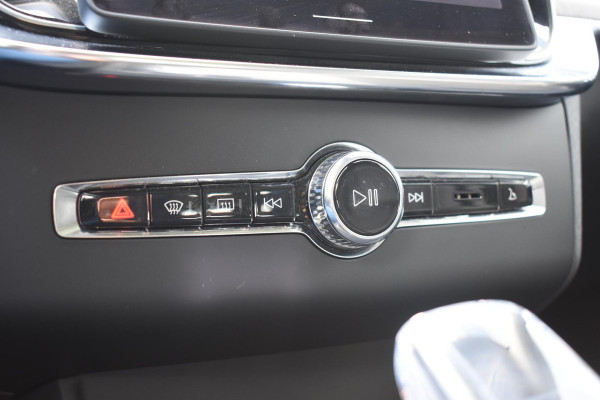 Volvo XC90 T8 455PK Plug-in hybrid AWD Ultra Dark / Bowers & Wilkins / Luchtvering / Head-Up Display / 360 Camera / Massagestoelen / Elektrisch bedienbare stoelen met geheugen / Stoelventilatie / Nappaleder / Elektrisch uitklapbare trekhaak / Gelamineerde ruiten
