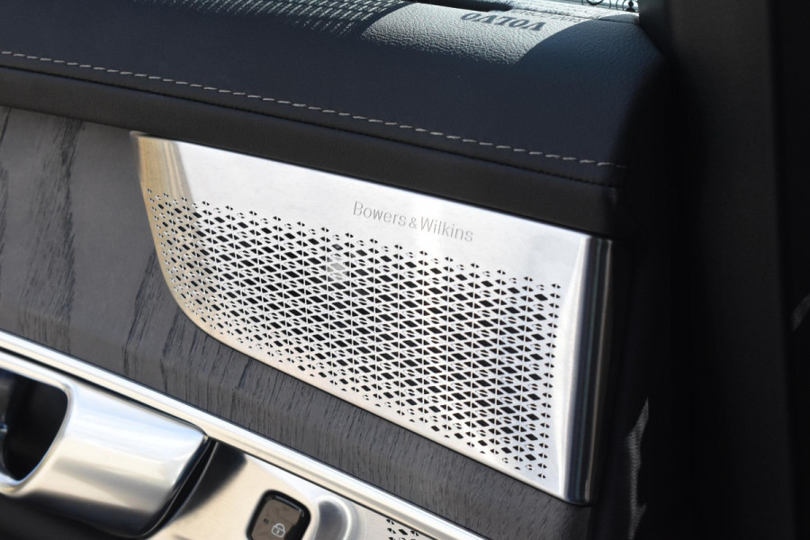 Volvo XC90 T8 455PK Plug-in hybrid AWD Ultra Dark / Bowers & Wilkins / Luchtvering / Head-Up Display / 360 Camera / Massagestoelen / Elektrisch bedienbare stoelen met geheugen / Stoelventilatie / Nappaleder / Elektrisch uitklapbare trekhaak / Gelamineerde ruiten