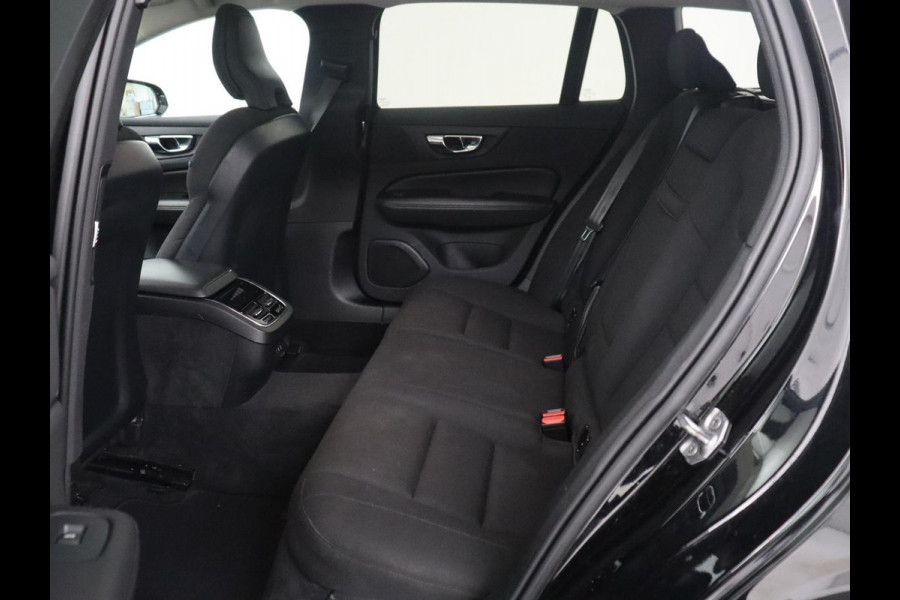 Volvo V60 2.0 B3 Momentum Business | Panoramadak | Cruise control | Stuur/stoel verwarming | Trekhaak | Head-up | Harman/Kardon | Climate control | Camera | Park assist