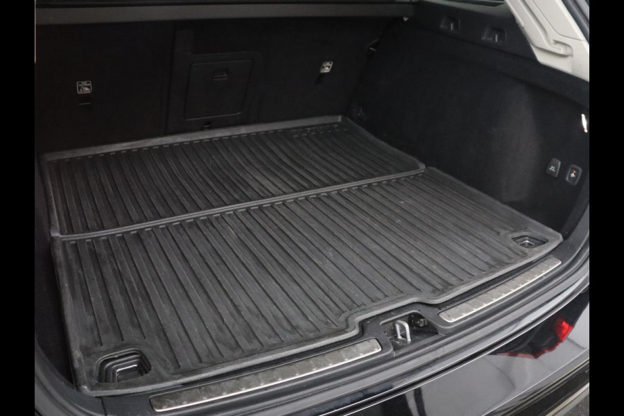 Volvo V60 2.0 B3 Momentum Business | Panoramadak | Cruise control | Stuur/stoel verwarming | Trekhaak | Head-up | Harman/Kardon | Climate control | Camera | Park assist