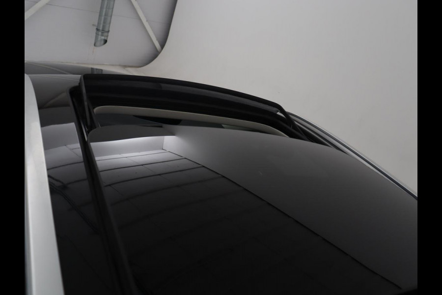 Volvo V60 2.0 B3 Momentum Business | Panoramadak | Cruise control | Stuur/stoel verwarming | Trekhaak | Head-up | Harman/Kardon | Climate control | Camera | Park assist