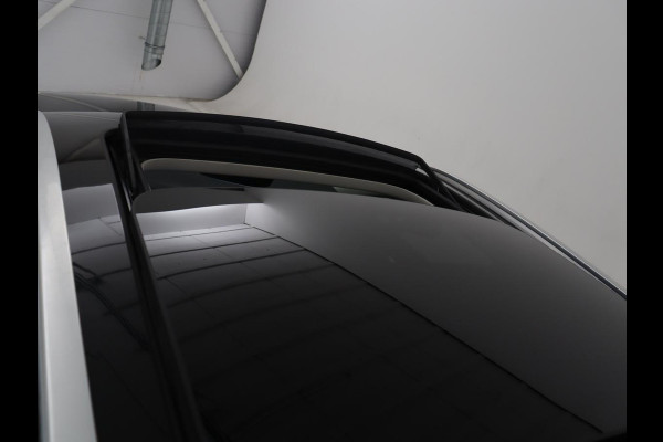 Volvo V60 2.0 B3 Momentum Business | Panoramadak | Cruise control | Stuur/stoel verwarming | Trekhaak | Head-up | Harman/Kardon | Climate control | Camera | Park assist