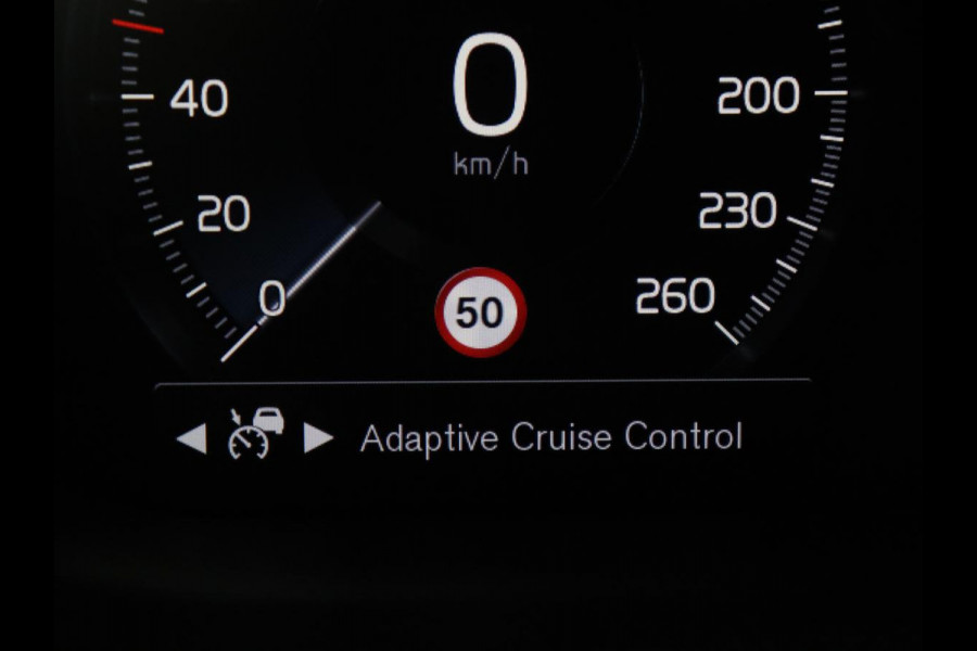 Volvo V60 2.0 B3 Momentum Business | Panoramadak | Cruise control | Stuur/stoel verwarming | Trekhaak | Head-up | Harman/Kardon | Climate control | Camera | Park assist