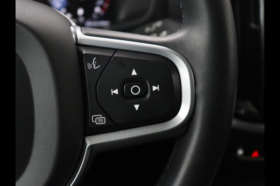 Volvo V60 2.0 B3 Momentum Business | Panoramadak | Cruise control | Stuur/stoel verwarming | Trekhaak | Head-up | Harman/Kardon | Climate control | Camera | Park assist
