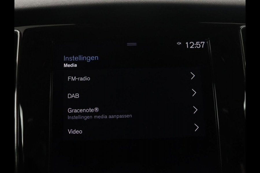 Volvo V60 2.0 B3 Momentum Business | Panoramadak | Cruise control | Stuur/stoel verwarming | Trekhaak | Head-up | Harman/Kardon | Climate control | Camera | Park assist