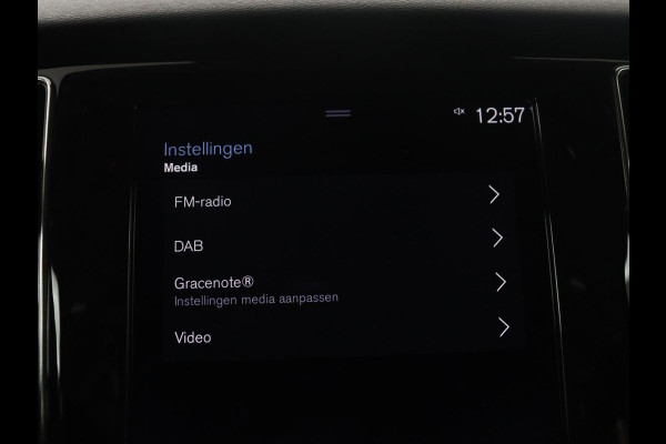Volvo V60 2.0 B3 Momentum Business | Panoramadak | Cruise control | Stuur/stoel verwarming | Trekhaak | Head-up | Harman/Kardon | Climate control | Camera | Park assist