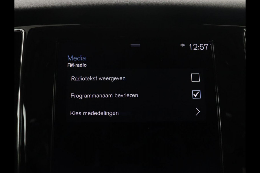 Volvo V60 2.0 B3 Momentum Business | Panoramadak | Cruise control | Stuur/stoel verwarming | Trekhaak | Head-up | Harman/Kardon | Climate control | Camera | Park assist