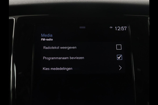 Volvo V60 2.0 B3 Momentum Business | Panoramadak | Cruise control | Stuur/stoel verwarming | Trekhaak | Head-up | Harman/Kardon | Climate control | Camera | Park assist