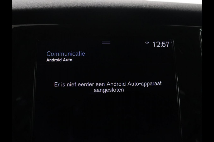 Volvo V60 2.0 B3 Momentum Business | Panoramadak | Cruise control | Stuur/stoel verwarming | Trekhaak | Head-up | Harman/Kardon | Climate control | Camera | Park assist
