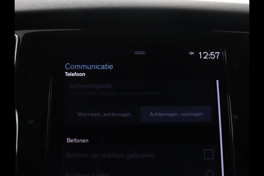 Volvo V60 2.0 B3 Momentum Business | Panoramadak | Cruise control | Stuur/stoel verwarming | Trekhaak | Head-up | Harman/Kardon | Climate control | Camera | Park assist