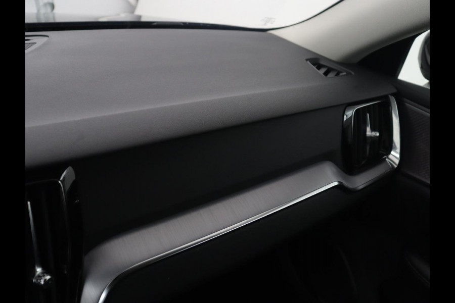 Volvo V60 2.0 B3 Momentum Business | Panoramadak | Cruise control | Stuur/stoel verwarming | Trekhaak | Head-up | Harman/Kardon | Climate control | Camera | Park assist