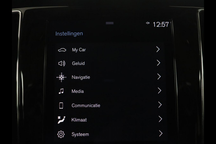 Volvo V60 2.0 B3 Momentum Business | Panoramadak | Cruise control | Stuur/stoel verwarming | Trekhaak | Head-up | Harman/Kardon | Climate control | Camera | Park assist