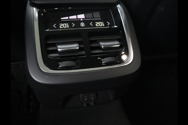 Volvo V60 2.0 B3 Momentum Business | Panoramadak | Cruise control | Stuur/stoel verwarming | Trekhaak | Head-up | Harman/Kardon | Climate control | Camera | Park assist
